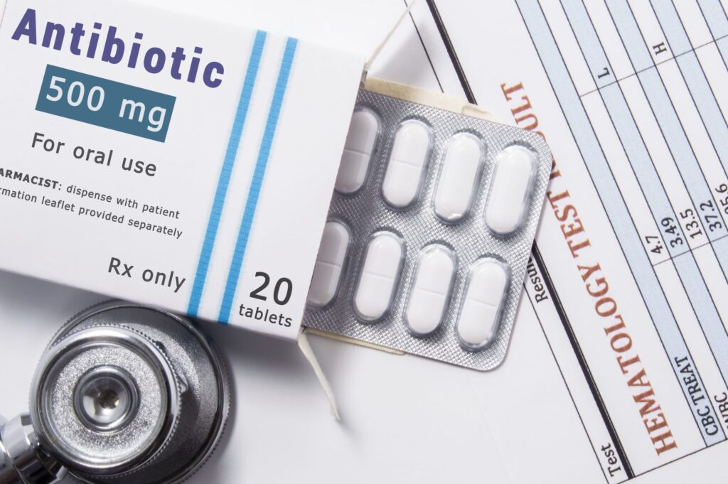 examples of quinolone antibiotics and their uses